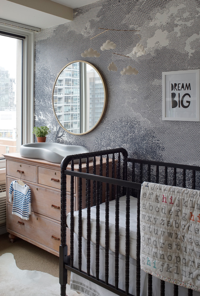 Idée de décoration pour une grande chambre de bébé neutre design avec un mur multicolore, moquette et un sol marron.