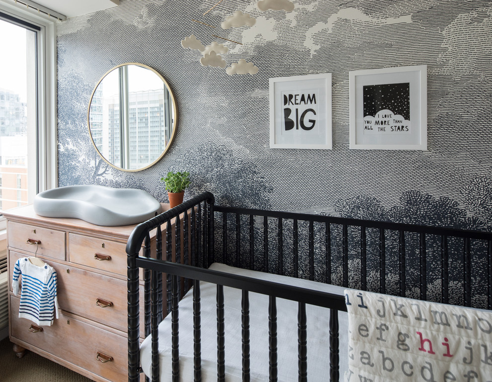Foto de habitación de bebé neutra contemporánea de tamaño medio con paredes multicolor, moqueta y suelo marrón