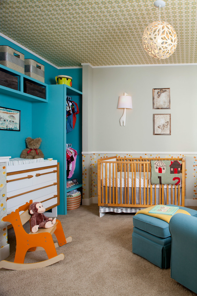 Cette photo montre une petite chambre de bébé neutre rétro avec moquette, un mur multicolore et un sol beige.
