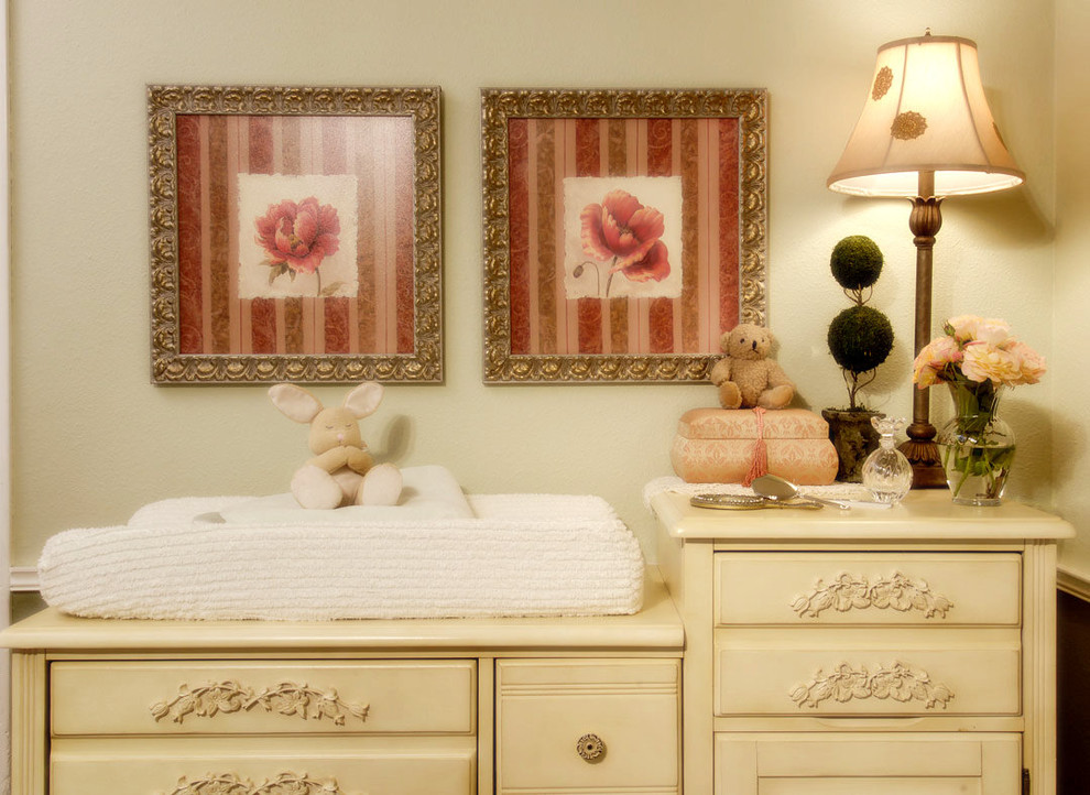 На фото: комната для малыша в стиле шебби-шик с бежевыми стенами для девочки