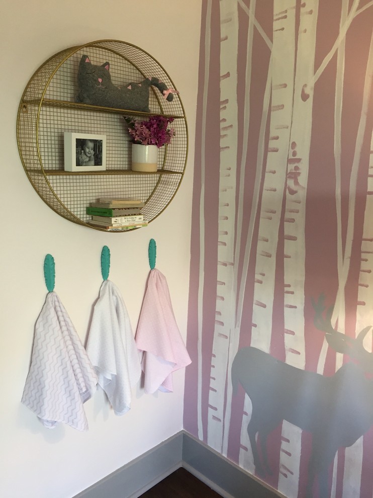 ロサンゼルスにある低価格の小さなコンテンポラリースタイルのおしゃれな赤ちゃん部屋 (ピンクの壁、濃色無垢フローリング、女の子用) の写真