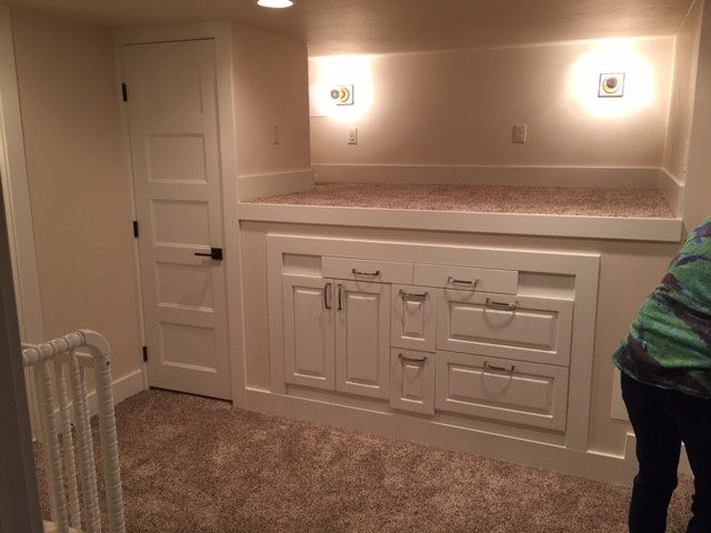 Cette photo montre une petite chambre de bébé neutre chic avec un mur blanc et moquette.