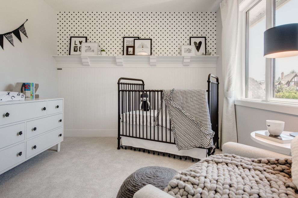 Immagine di una cameretta per neonata tradizionale di medie dimensioni con pareti bianche, moquette e pavimento grigio