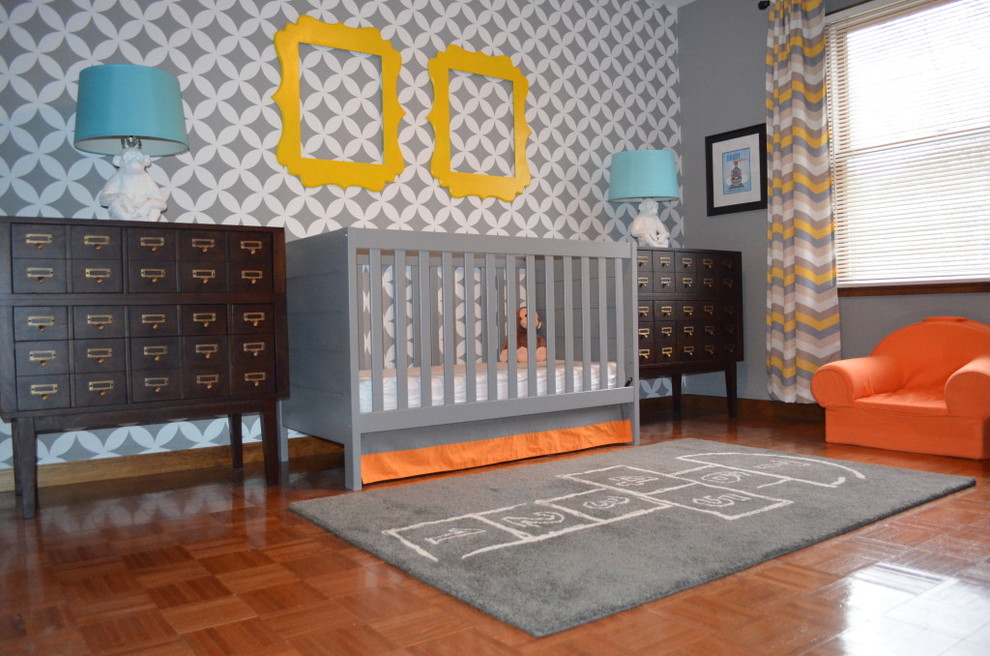 Idées déco pour une chambre de bébé garçon contemporaine avec un mur gris.