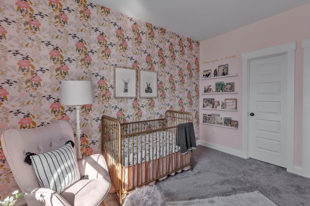 Landhausstil Babyzimmer mit bunten Wänden, Teppichboden, grauem Boden und Tapetenwänden in Richmond