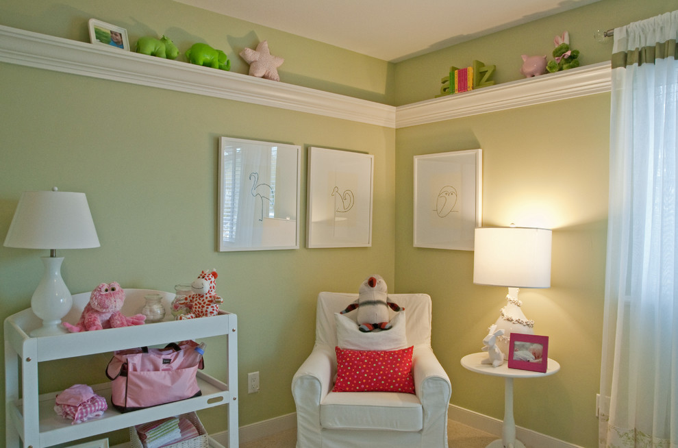 Cette photo montre une chambre de bébé neutre éclectique de taille moyenne avec un mur vert, moquette et un sol beige.