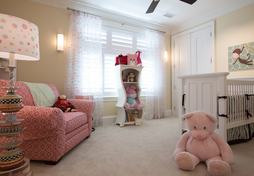 Modelo de habitación de bebé niña clásica renovada grande con paredes beige y moqueta