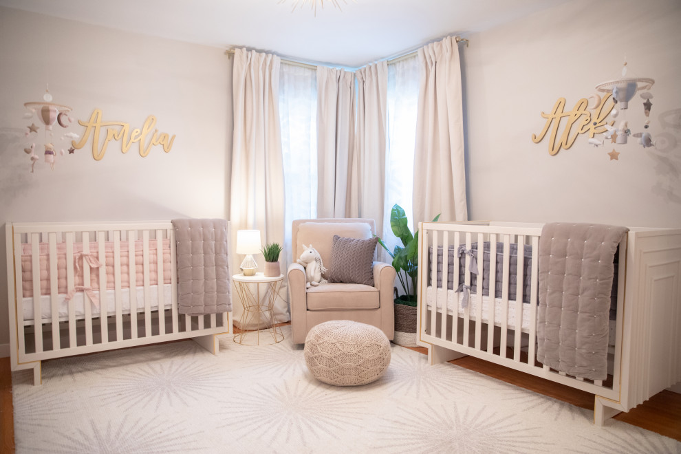 Exemple d'une chambre de bébé neutre moderne de taille moyenne avec un mur gris, sol en stratifié et un sol marron.