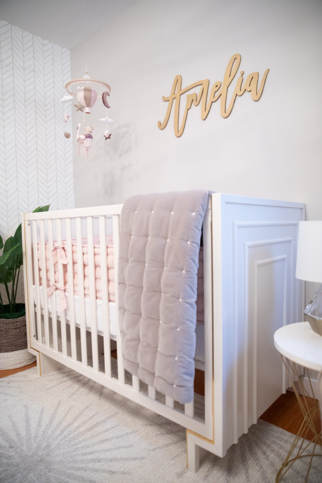 Mittelgroßes, Neutrales Modernes Babyzimmer mit grauer Wandfarbe, Laminat und braunem Boden in Los Angeles