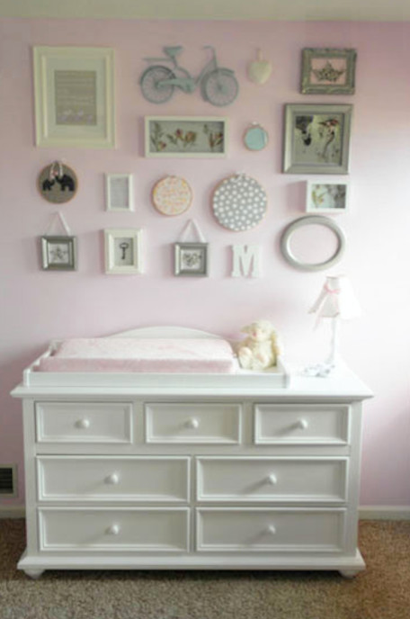 Diseño de habitación de bebé niña clásica de tamaño medio con moqueta, paredes grises y suelo beige