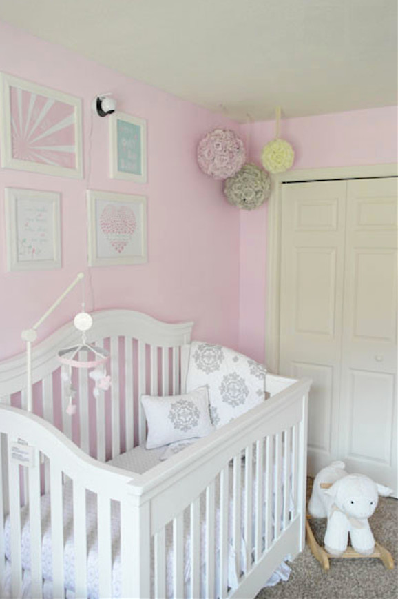 Cette image montre une chambre de bébé fille traditionnelle de taille moyenne avec un mur gris, moquette et un sol beige.