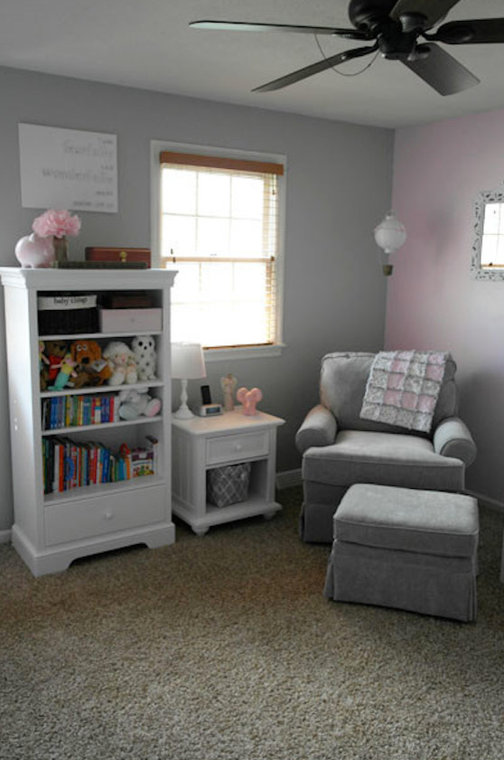 Modelo de habitación de bebé niña clásica de tamaño medio con paredes grises, moqueta y suelo beige
