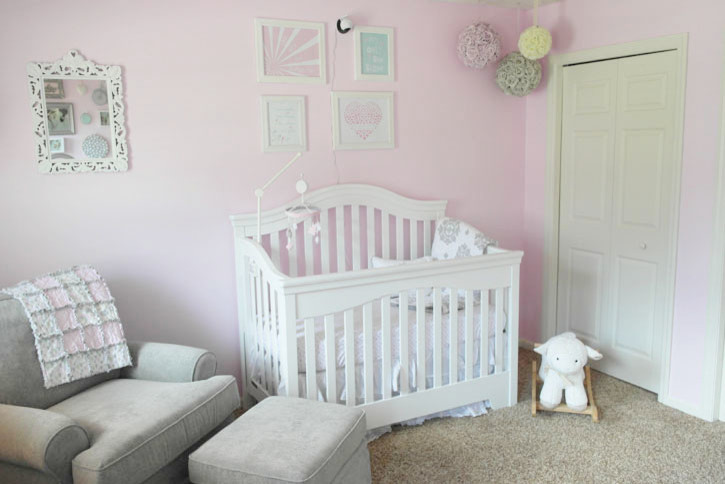 Стильный дизайн: комната для малыша среднего размера в классическом стиле с серыми стенами, ковровым покрытием и бежевым полом для девочки - последний тренд