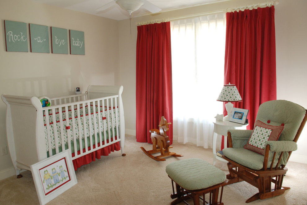 Exemple d'une chambre de bébé neutre chic de taille moyenne avec un mur blanc et moquette.