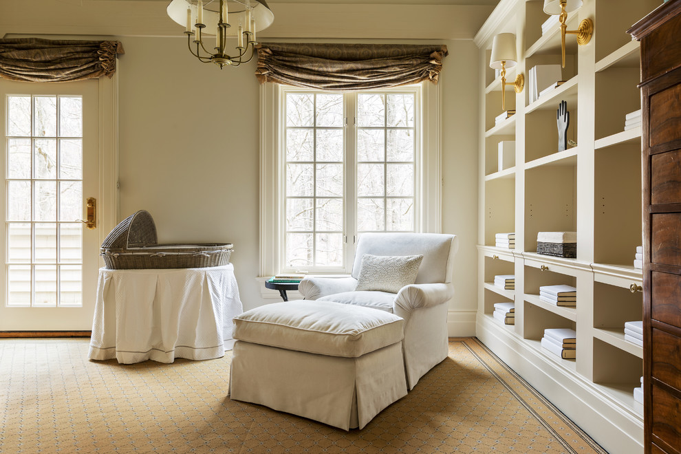 他の地域にある高級な広いトラディショナルスタイルのおしゃれな赤ちゃん部屋 (白い壁、カーペット敷き、男女兼用、ベージュの床) の写真
