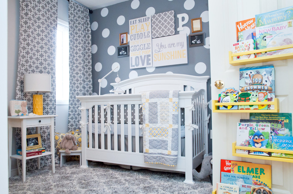 Стильный дизайн: нейтральная комната для малыша в стиле неоклассика (современная классика) с серыми стенами и паркетным полом среднего тона - последний тренд