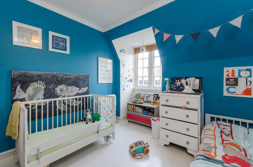 Diseño de habitación de bebé bohemia con suelo blanco