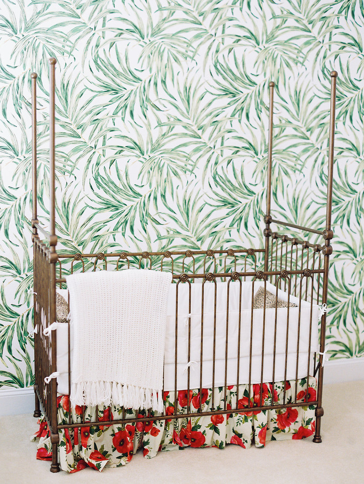 Imagen de habitación de bebé niña tradicional renovada de tamaño medio con paredes blancas y moqueta