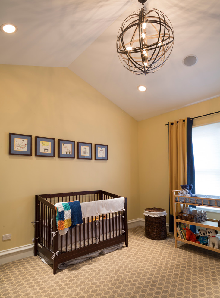 Ejemplo de habitación de bebé niño clásica renovada grande con paredes amarillas y moqueta