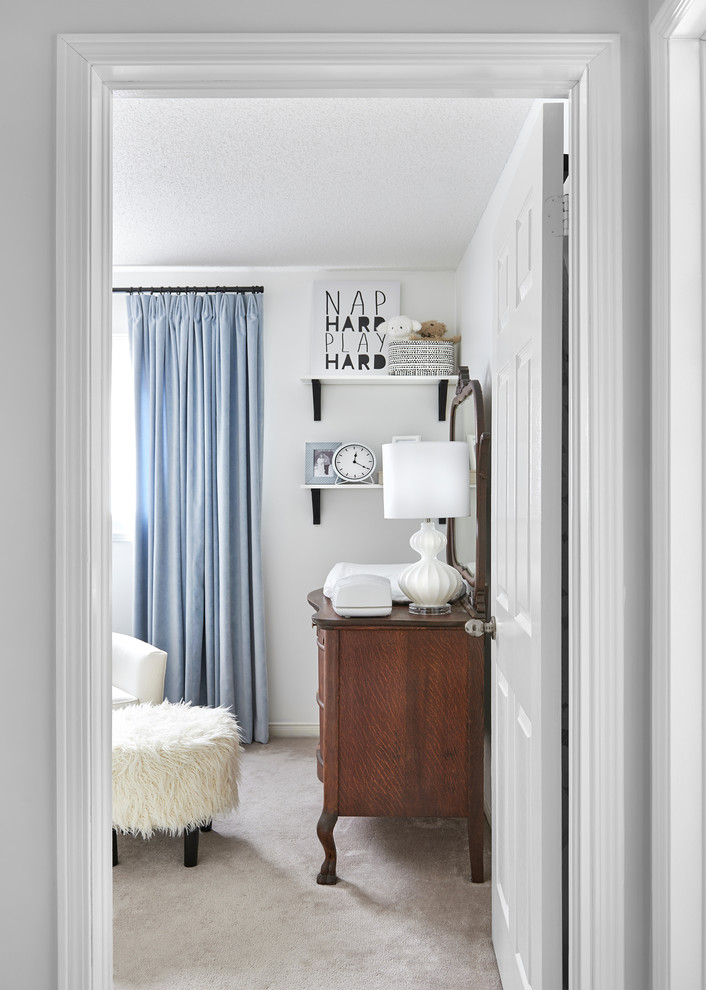 Идея дизайна: маленькая комната для малыша в классическом стиле с белыми стенами, ковровым покрытием и бежевым полом для на участке и в саду, мальчика