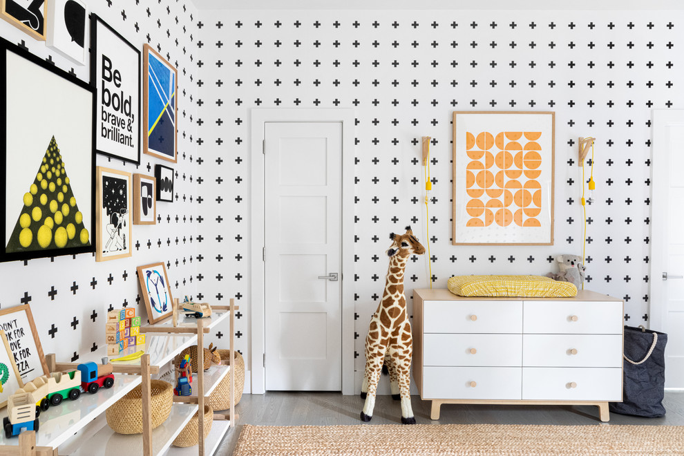 Idée de décoration pour une grande chambre de bébé garçon marine avec parquet foncé et un sol gris.