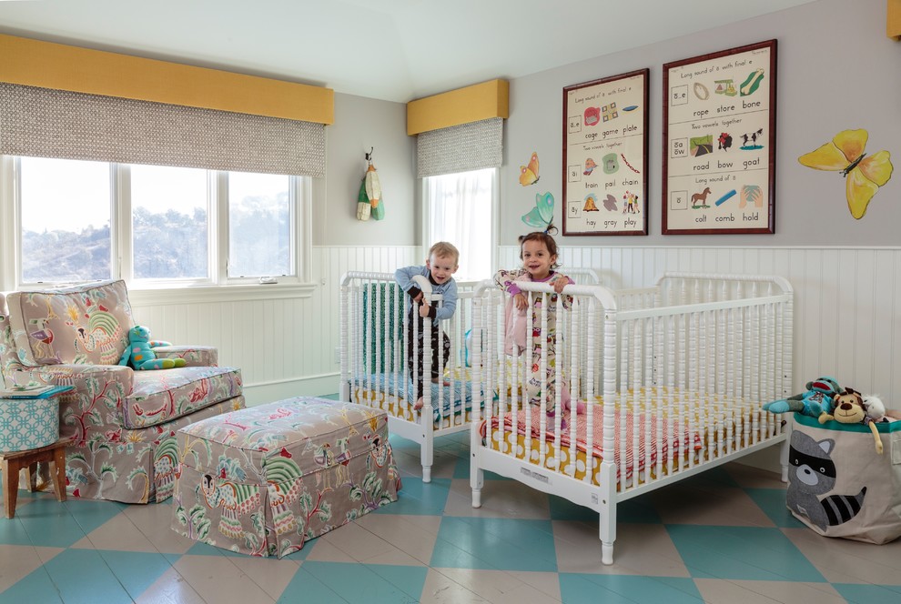 Modelo de habitación de bebé neutra tradicional renovada grande con paredes grises, suelo de madera pintada y suelo multicolor