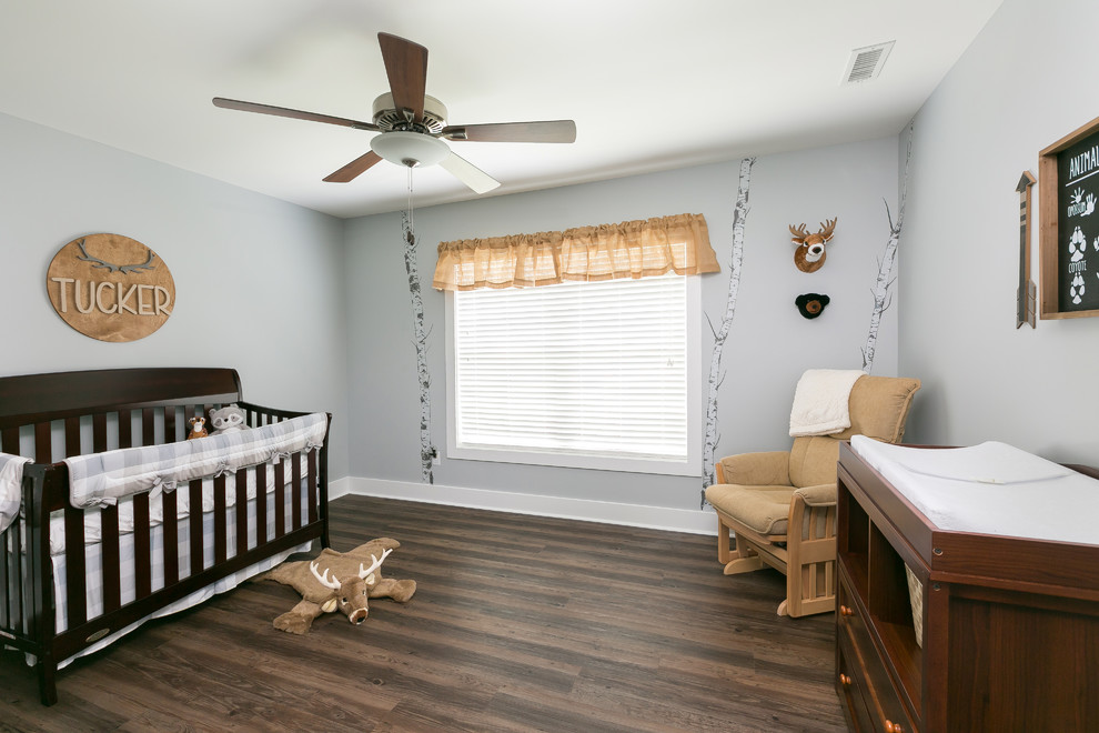 На фото: комната для малыша в стиле рустика с серыми стенами, темным паркетным полом и коричневым полом для мальчика