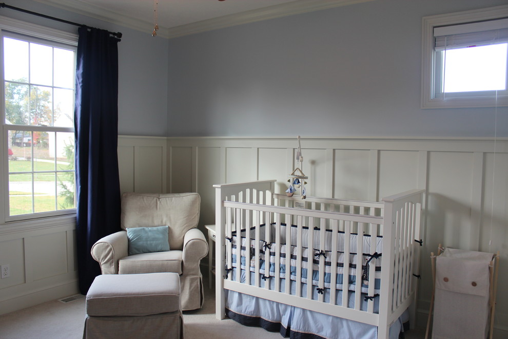 Cette image montre une grande chambre de bébé neutre traditionnelle avec un mur gris, moquette et un sol marron.