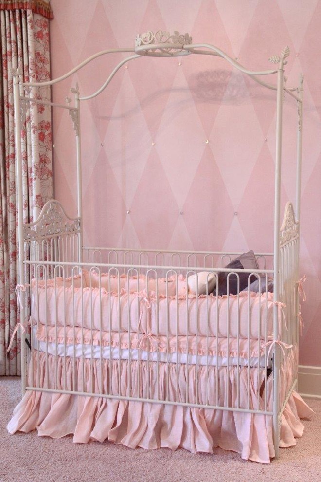 Diseño de habitación de bebé tradicional grande