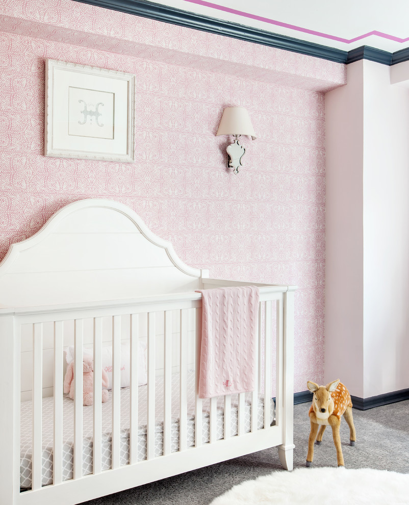 Идея дизайна: большая комната для малыша в стиле неоклассика (современная классика) с серым полом для девочки
