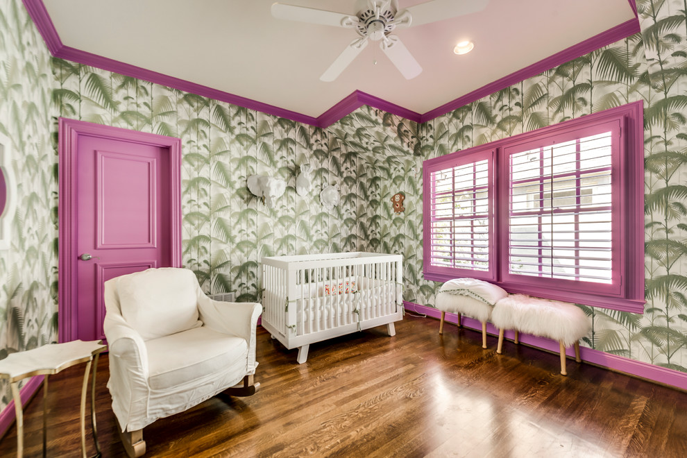 Foto de habitación de bebé neutra contemporánea con suelo de madera en tonos medios, paredes multicolor y suelo marrón