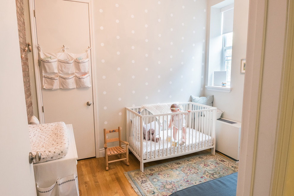 Diseño de habitación de bebé clásica pequeña