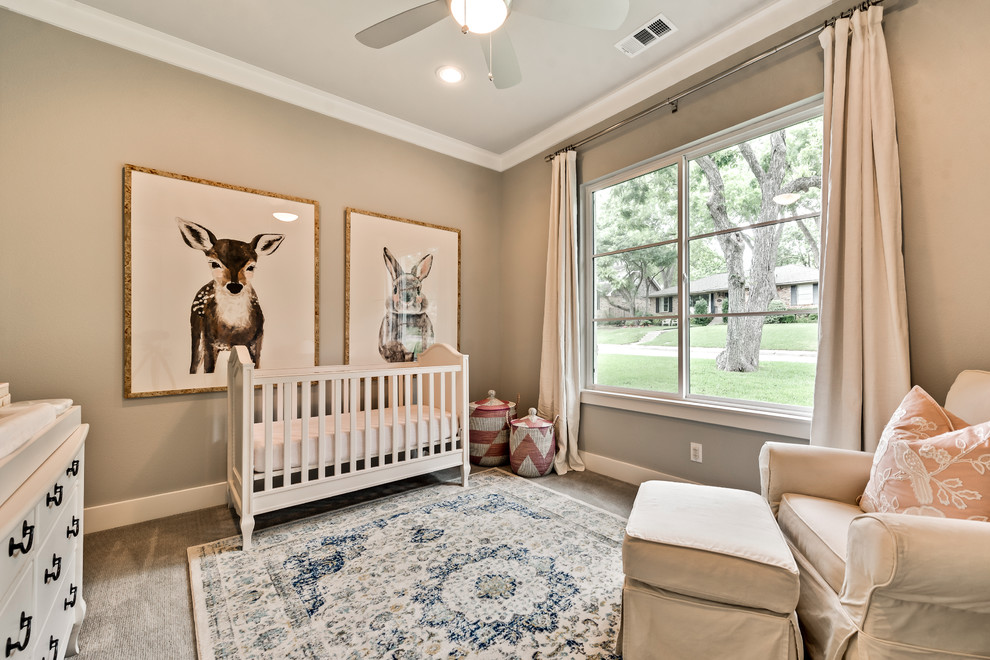 Пример оригинального дизайна: нейтральная комната для малыша в стиле неоклассика (современная классика) с бежевыми стенами, ковровым покрытием и бежевым полом
