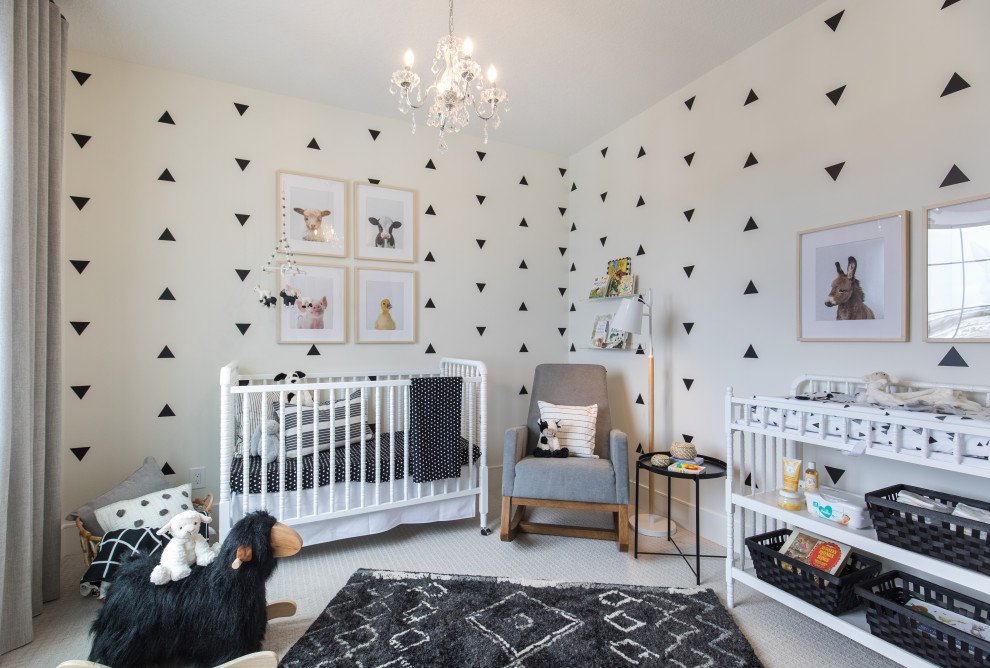 Foto de habitación de bebé neutra clásica renovada de tamaño medio con paredes blancas, moqueta y papel pintado