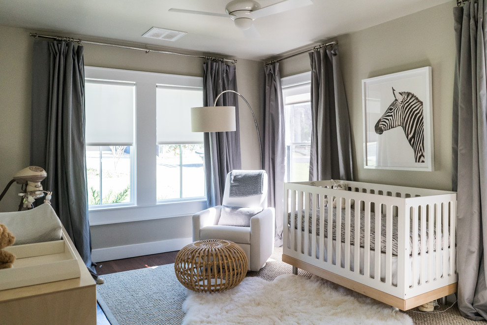 Mittelgroßes, Neutrales Klassisches Babyzimmer mit grauer Wandfarbe, dunklem Holzboden und braunem Boden in Austin