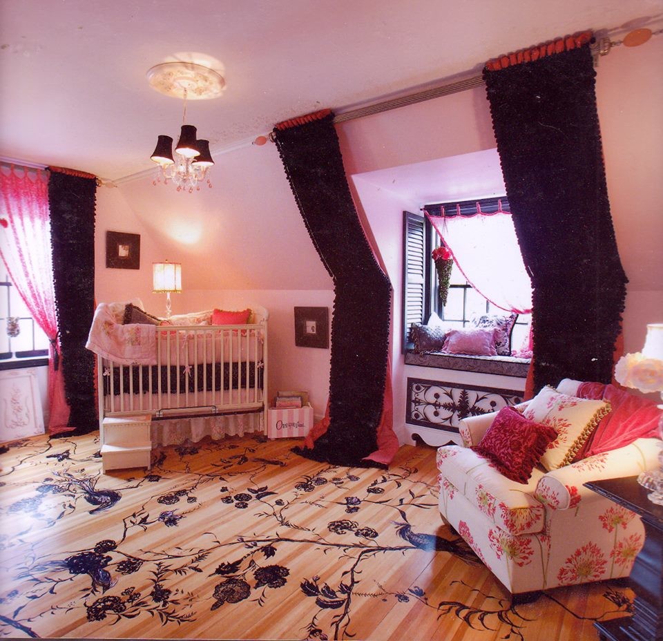Cette photo montre une chambre de bébé fille romantique de taille moyenne avec un mur rose, parquet clair et un sol marron.