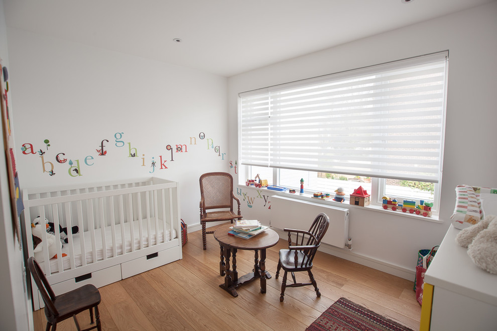 ロンドンにあるトランジショナルスタイルのおしゃれな赤ちゃん部屋の写真