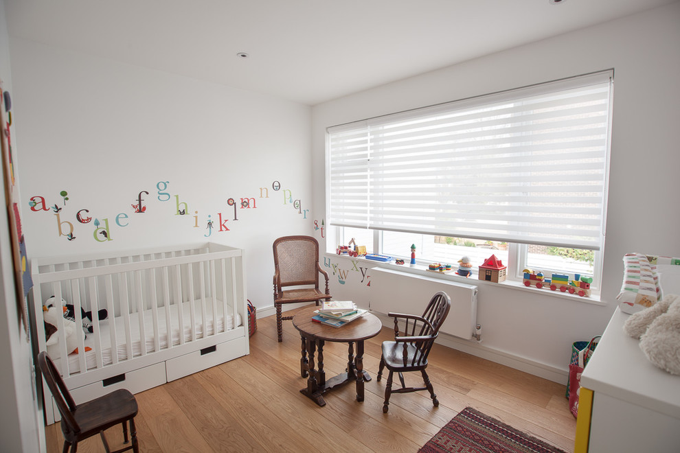 Idée de décoration pour une chambre de bébé tradition.