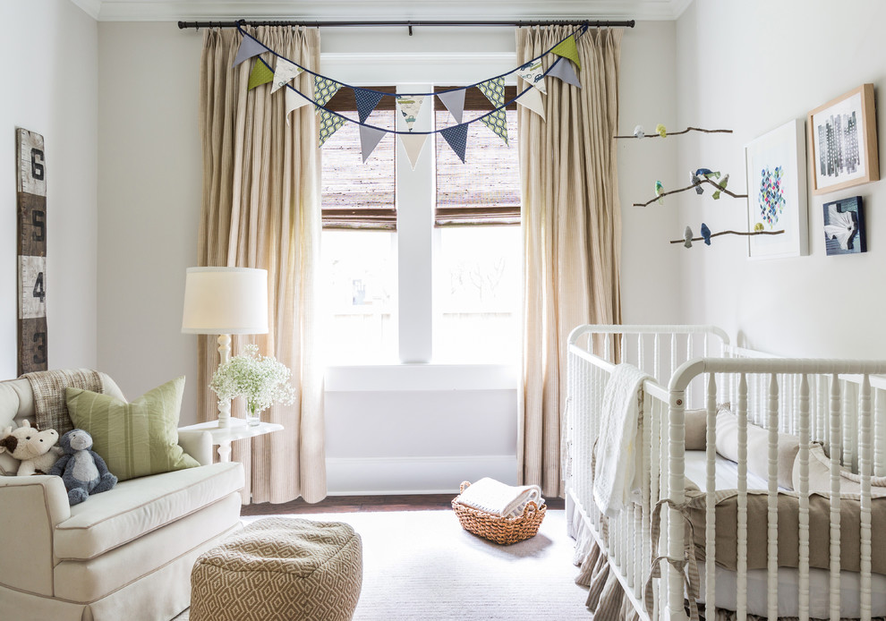 На фото: нейтральная комната для малыша в классическом стиле с белыми стенами