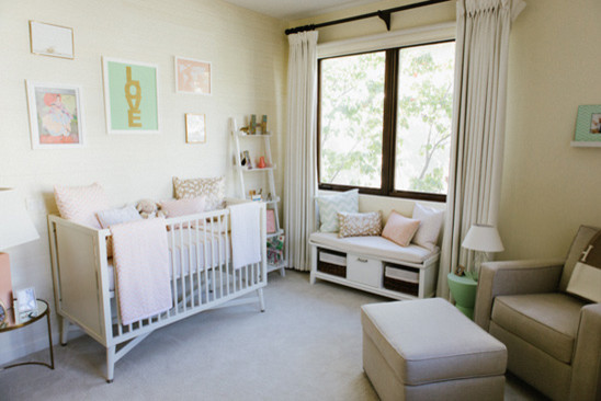 Ejemplo de habitación de bebé tradicional de tamaño medio