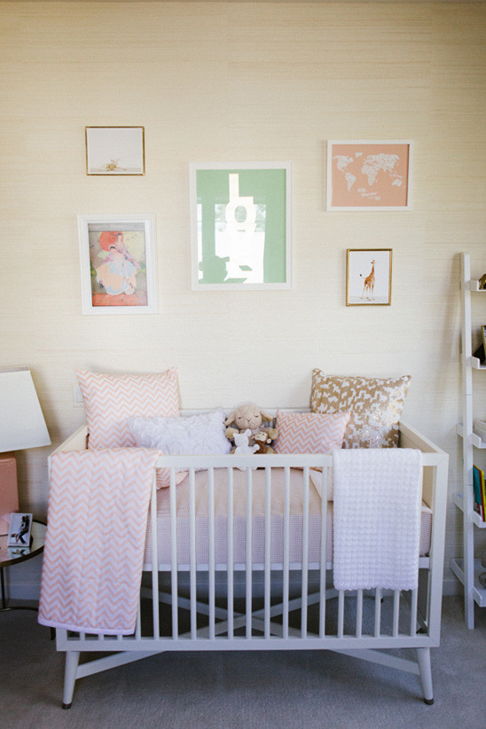 Immagine di una cameretta per neonati chic di medie dimensioni