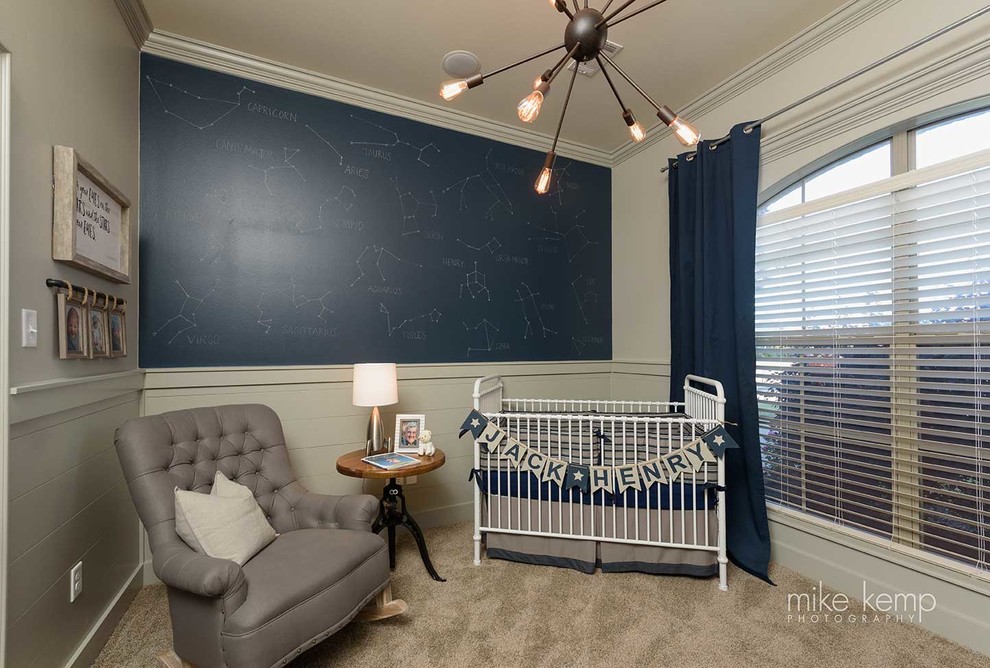 Diseño de habitación de bebé niño tradicional de tamaño medio con paredes grises, moqueta y suelo gris