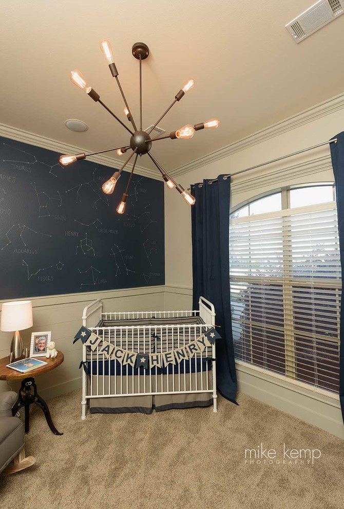 Aménagement d'une chambre de bébé garçon classique de taille moyenne avec un mur gris, moquette et un sol gris.