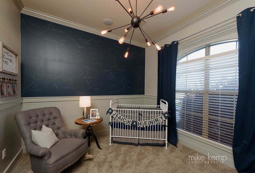 Cette photo montre une chambre de bébé garçon chic de taille moyenne avec un mur gris, moquette et un sol gris.