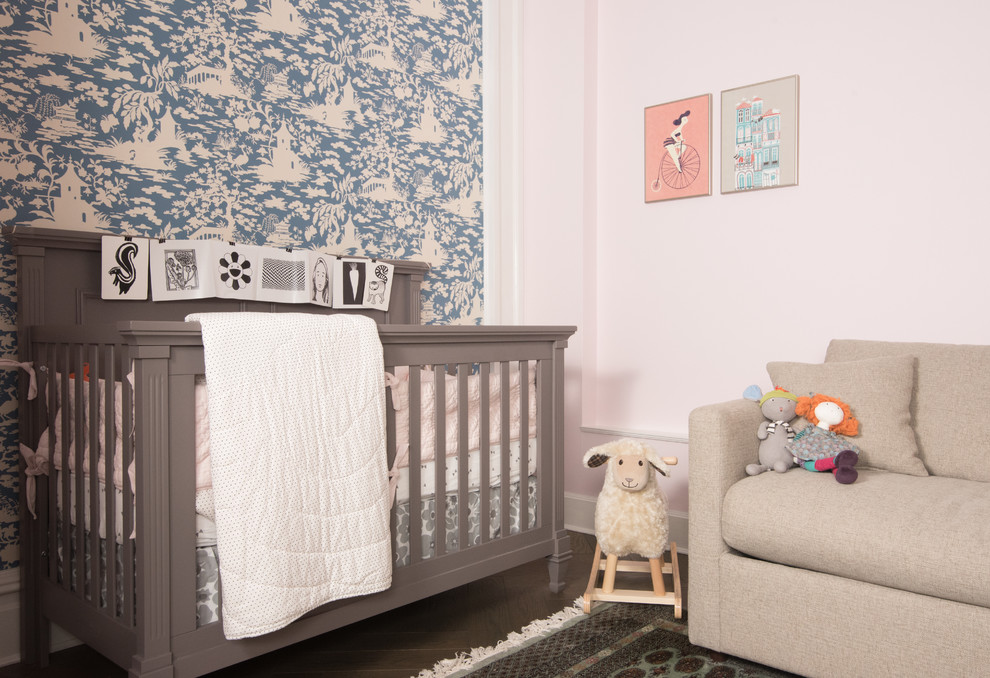 ニューヨークにある高級な小さなアジアンスタイルのおしゃれな赤ちゃん部屋 (濃色無垢フローリング、男女兼用) の写真
