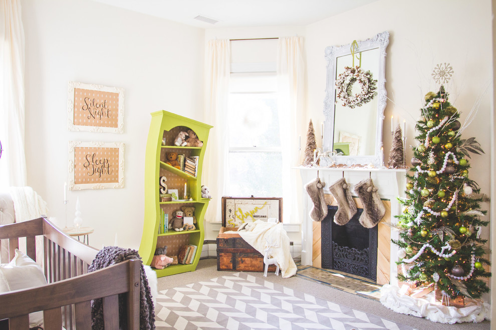 クリーブランドにあるトラディショナルスタイルのおしゃれな赤ちゃん部屋 (ベージュの壁、カーペット敷き、女の子用) の写真