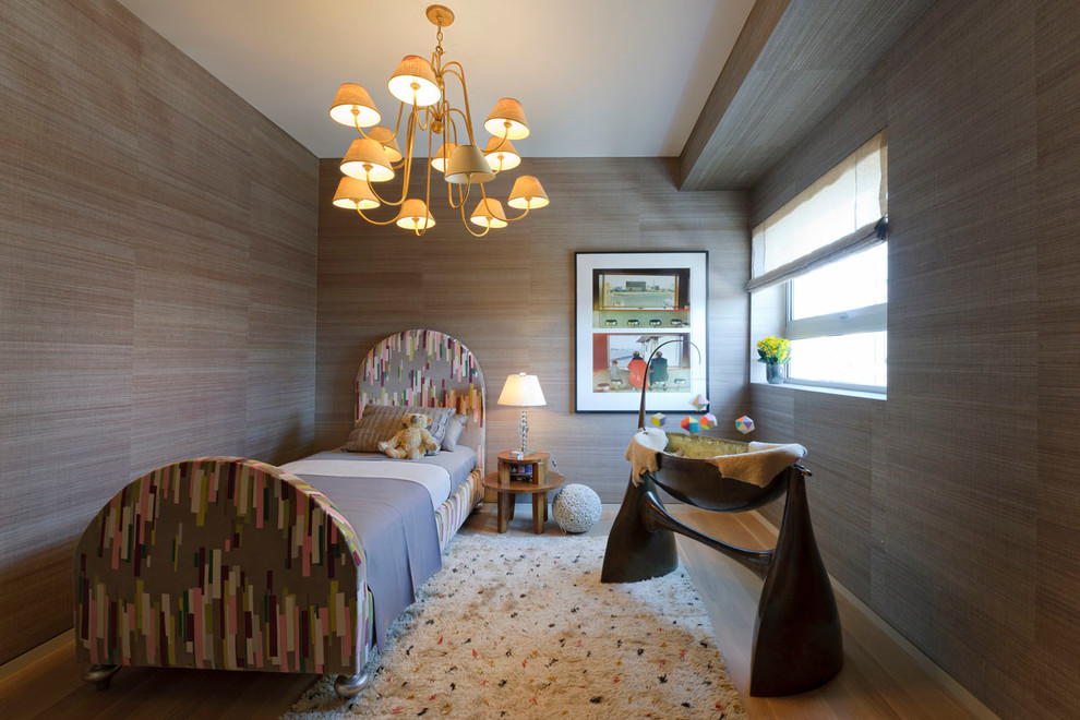 Foto de habitación de bebé neutra contemporánea con suelo de madera clara y paredes marrones