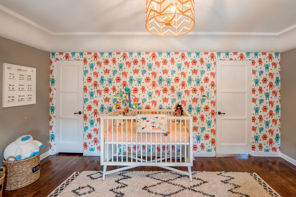 Klassisches Babyzimmer mit bunten Wänden, dunklem Holzboden und braunem Boden in Los Angeles