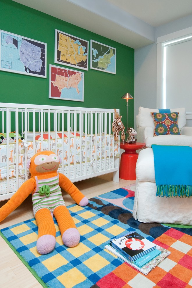 Immagine di una piccola cameretta per neonati neutra minimal con pareti verdi