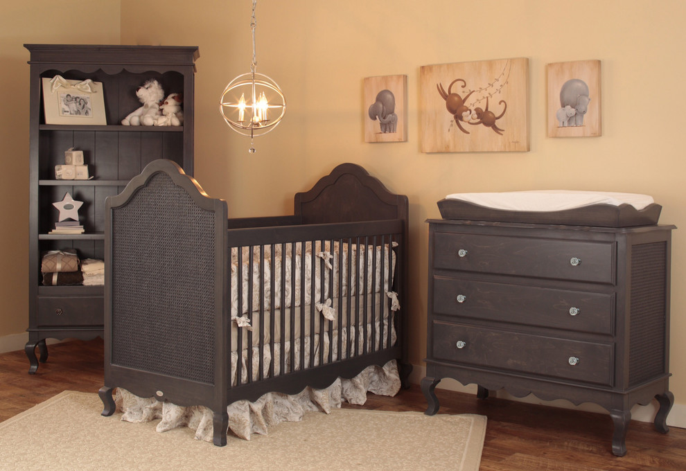 Cette photo montre une chambre de bébé neutre romantique de taille moyenne avec un mur beige et un sol en bois brun.